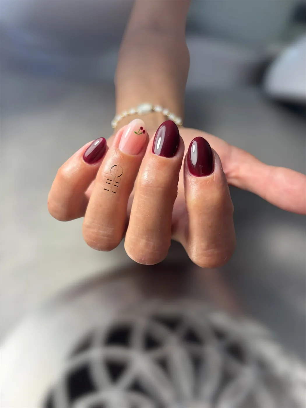 Gelmodellage mit Bordeaux- und Rosétönen von LILO